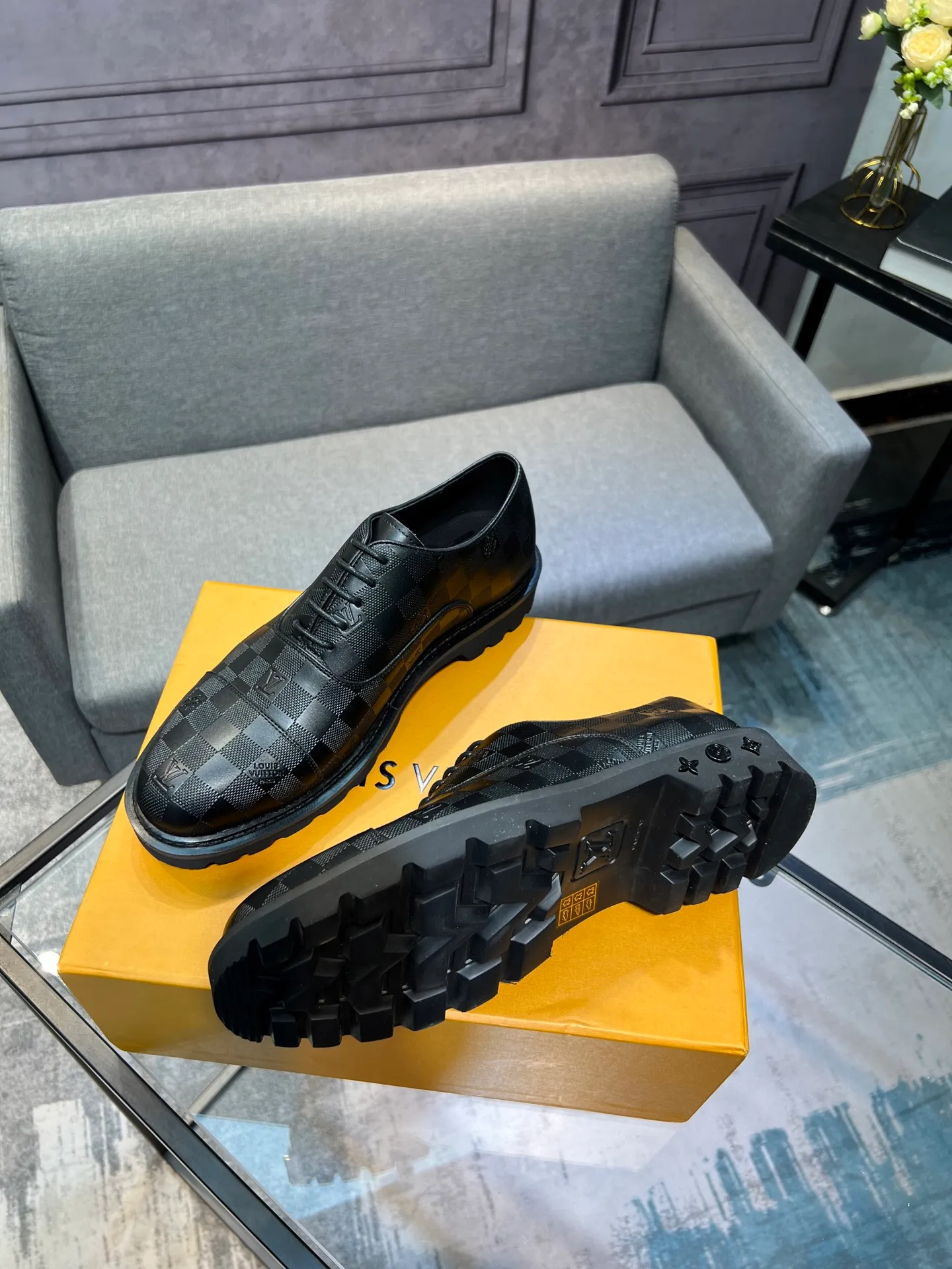 Men's shoes 💰820 [LV] - High-end quality - Upper: 🔝 tumbled cowhide, Nappa cowhide, brand logo sewn on shoe body - Lining: cowhide, foot pads; water-dyed cowhide - Outsole: TPR·rubber foam; two-color molded outsole -Super high quality control·Fine workmanship: highlighted (high-end·luxury·grade) -Size: 39-44 (38 45 can be customized)